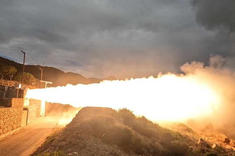 Il test di accensione di Zefiro-40 presso il banco prova di Salto di Quirra in Sardegna (fonte: Avio) - RIPRODUZIONE RISERVATA