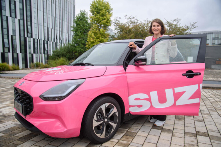 Suzuki rende omaggio al ciclismo in rosa © ANSA/Suzuki