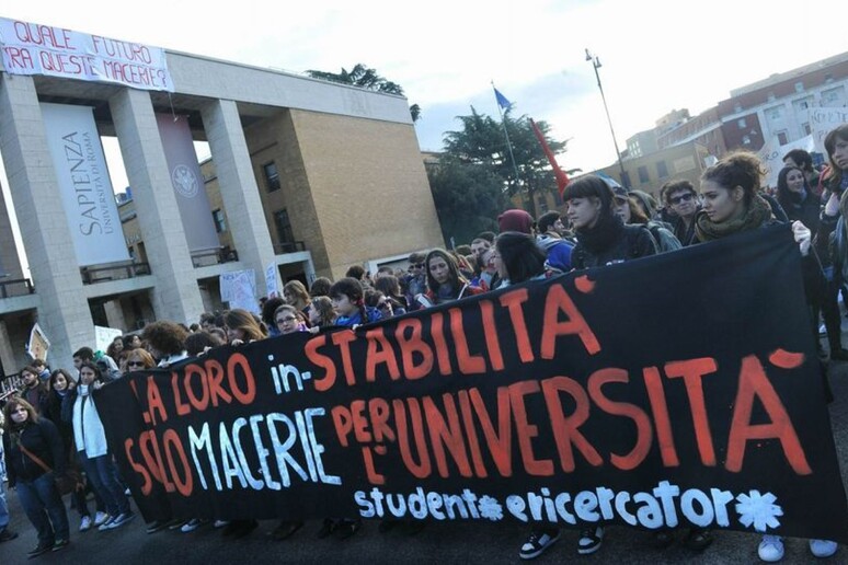 Cub in piazza contro tagli organici e stipendi bassi a scuola