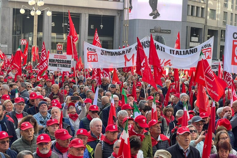 Migliaia pensionati Cgil in piazza a Milano contro Manovra