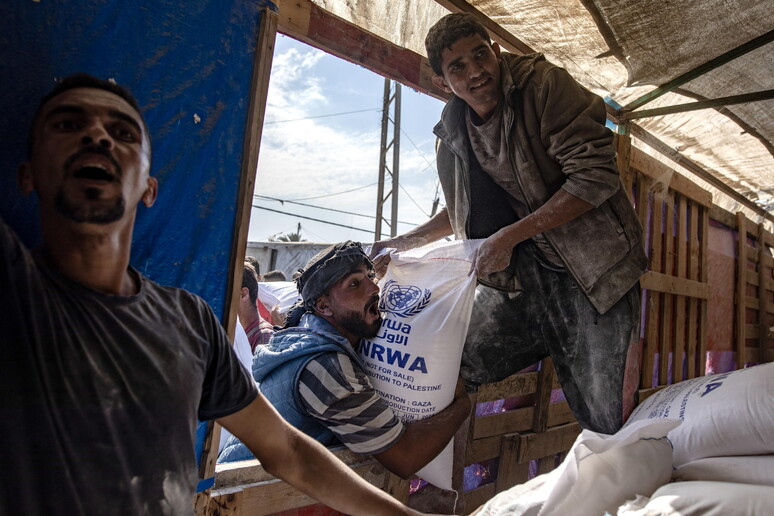 UNRWA agency hands out bags of flour to Palestinians in Khan Younis © ANSA/EPA