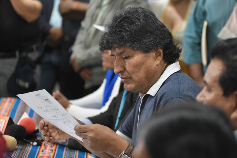 Bolivia: ministro, 'Morales innocente? Faccia il test del Dna'