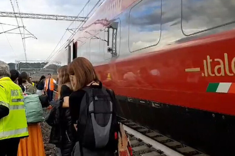 Treno Italo bloccato,forti rallentamenti su Av Roma-Firenze - RIPRODUZIONE RISERVATA