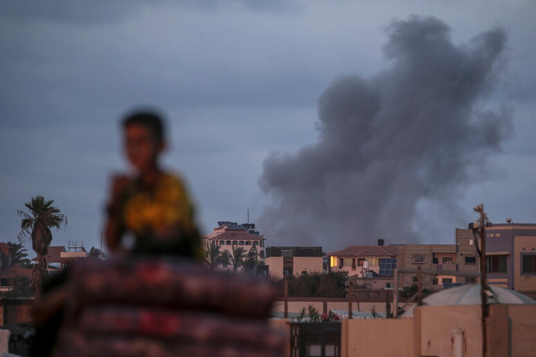 Israeli air strikes in the northern Al Nusairat refugee camp © ANSA/EPA