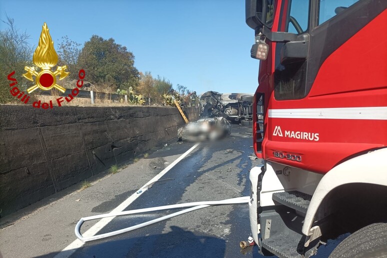 Scontro tra un Tir e un 'auto nel Catanese, due morti - RIPRODUZIONE RISERVATA