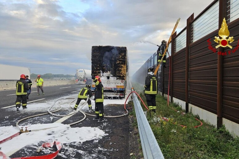 Tir su A14 - RIPRODUZIONE RISERVATA