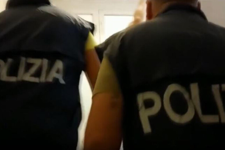 Operazione della polizia contro la criminalità giovanile, 37 arresti - RIPRODUZIONE RISERVATA