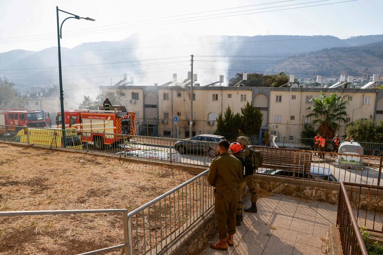 Due morti dopo che un razzo proveniente dal Libano ha colpito Kiryat Shmona nel nord di Israele © ANSA/AFP