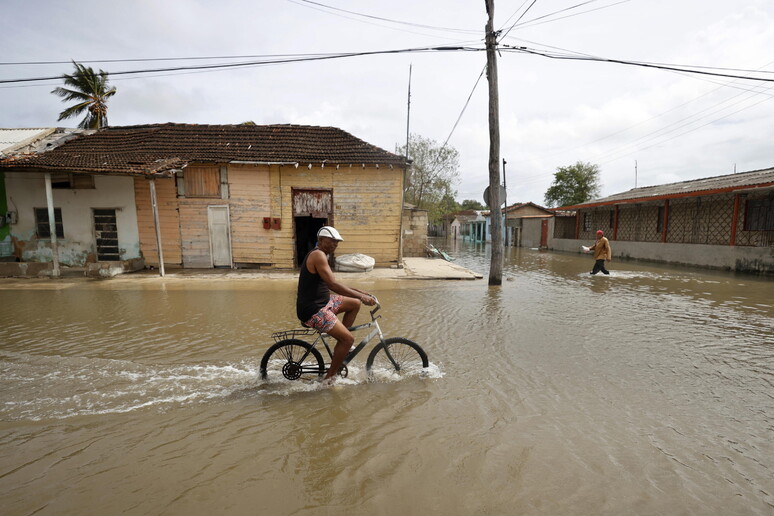 Uragano Oscar arriva a Cuba mentre proseguono blackout