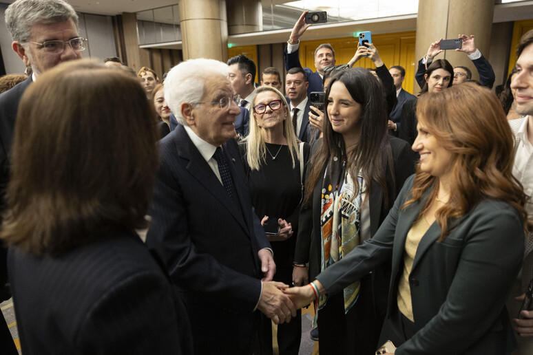 Il Presidente della Repubblica, Sergio Mattarella, incontra a Hangzhou il personale del Consolato - RIPRODUZIONE RISERVATA