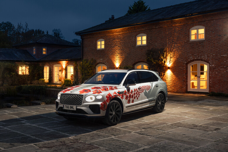 Bentley celebra Rememberance Day con Bentayga - RIPRODUZIONE RISERVATA