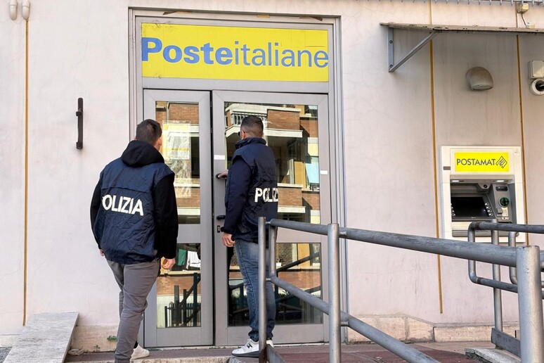 Si finge prete e chiede prestito alle poste a Roma, arrestato - RIPRODUZIONE RISERVATA