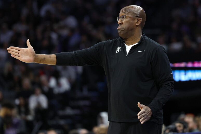 Basket: Nba, i Sacramento Kings licenziano coach Brown