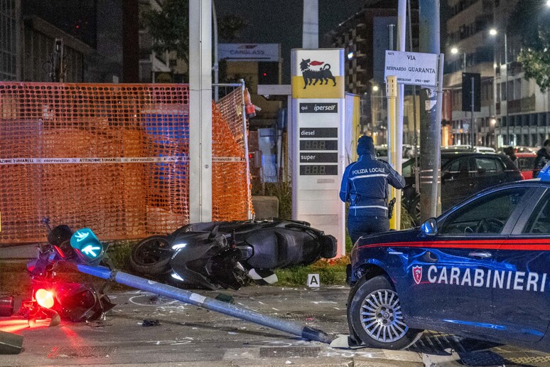 Scappa dai carabinieri in scooter, un 19enne muore a Milano - RIPRODUZIONE RISERVATA