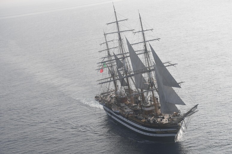 Incontro della nave Amerigo Vespucci con la ave a vela Tarangini della Marina Militare Indiana - RIPRODUZIONE RISERVATA