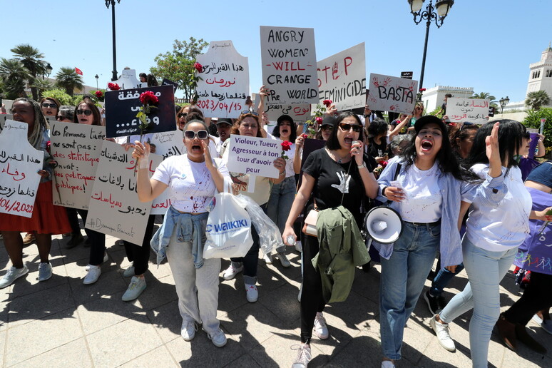 Protesta contro i femminicidi a Tunisi - RIPRODUZIONE RISERVATA