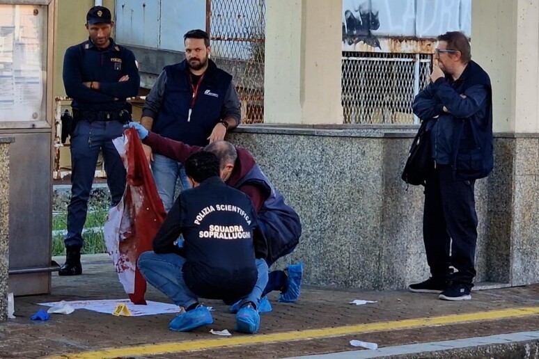 Rilievi sul luogo dell 'accoltellamento di un capotreno a Genova Rivarolo - RIPRODUZIONE RISERVATA