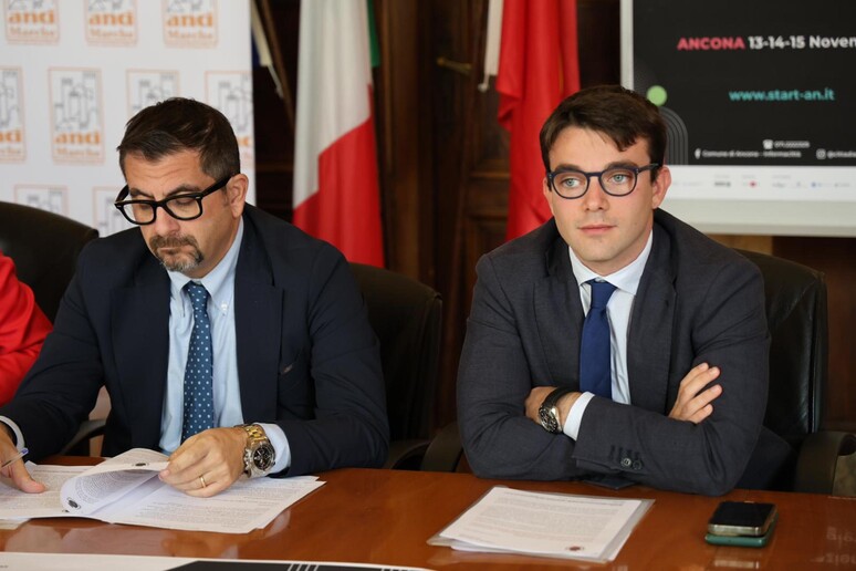 Il sindaco di Ancona, Daniele Silvetti (s) e l 'assessore allo sviluppo imprenditoriale Marco Battino - RIPRODUZIONE RISERVATA