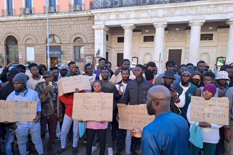 protesta migranti del Centro Cara di Bari - RIPRODUZIONE RISERVATA