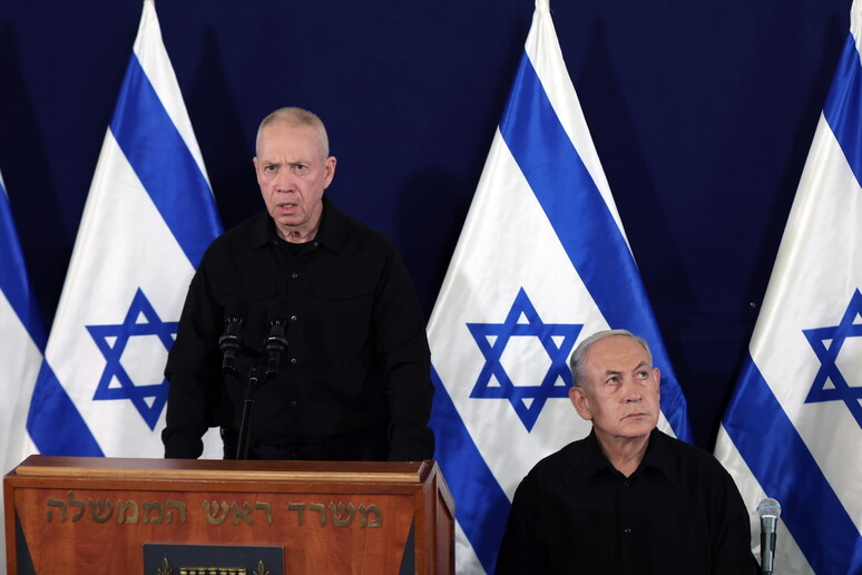 Israel 's Prime Minister Benjamin Netanyahu (L) and Defense Minister Yoav Gallant (R) © ANSA/EPA