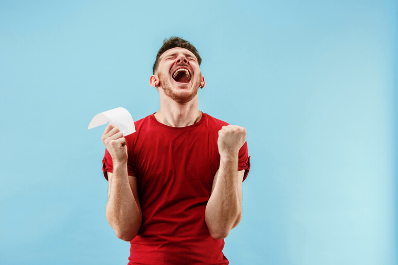 Un ragazzo felice per la vittoria alla lotteria foto iStock. - RIPRODUZIONE RISERVATA