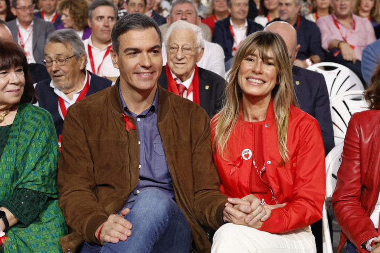 Il premier spagnolo Pedro Sanchez insieme alla moglie, Begona Gomez - RIPRODUZIONE RISERVATA