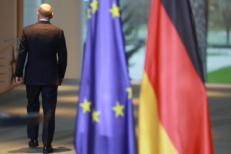 Olaf Scholz al suo arrivo al Bundestag © ANSA/EPA