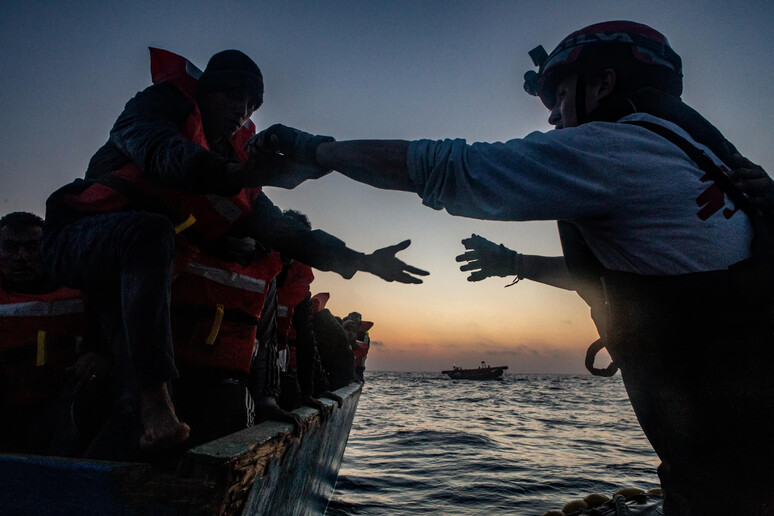 Un salvataggio di migranti © ANSA/Anna Pantelia/MSF