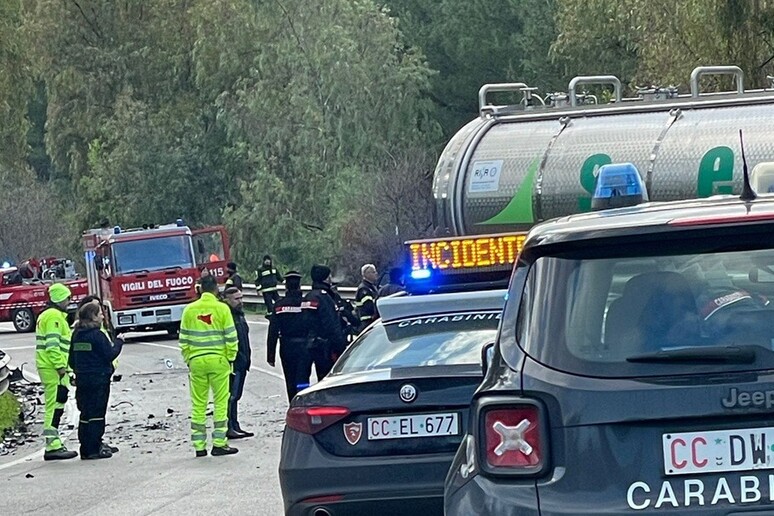 Auto contro cisterna nel Palermitano, 2 morti e 3 feriti - RIPRODUZIONE RISERVATA