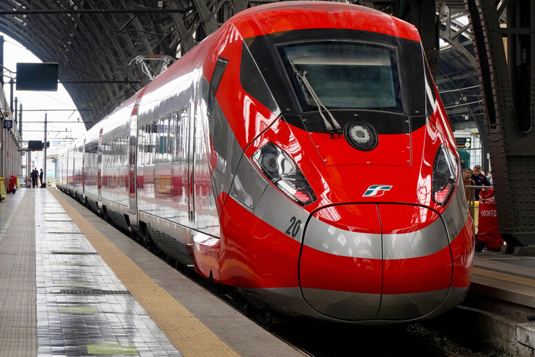 Treno alla stazione - RIPRODUZIONE RISERVATA