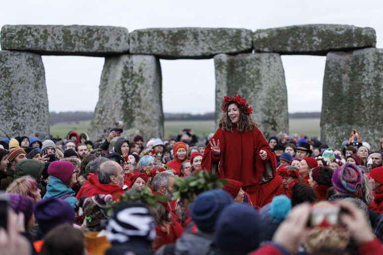 In migliaia a Stonehenge celebrano il solstizio d'inverno