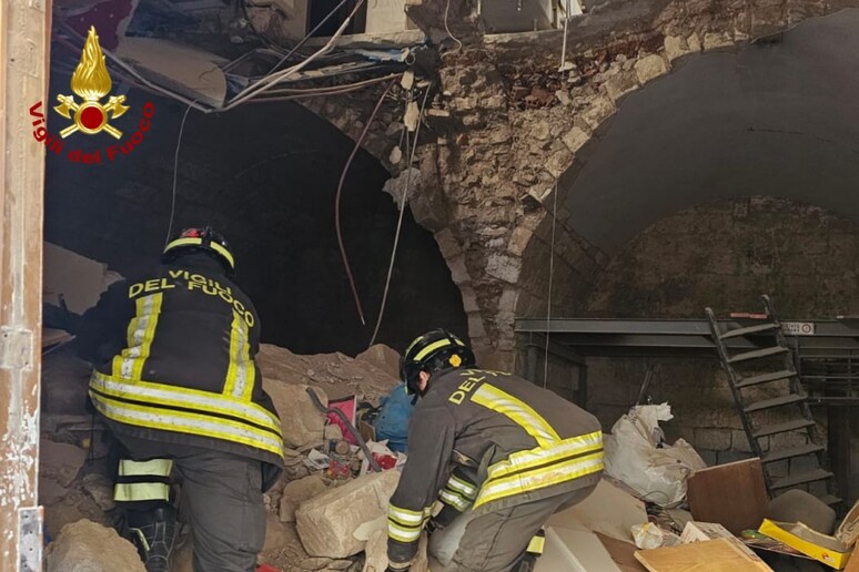 Crolla solaio in una palazzina del Barese, cinque indagati