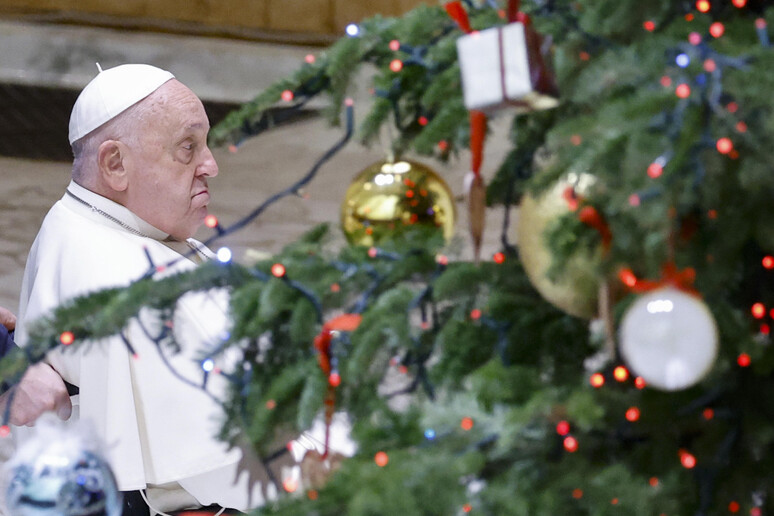 Il Papa: 'Mi spiace non stare in piazza, ma sto migliorando'