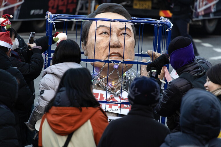 Corea del Sud, mandato d'arresto emesso per il presidente Yoon