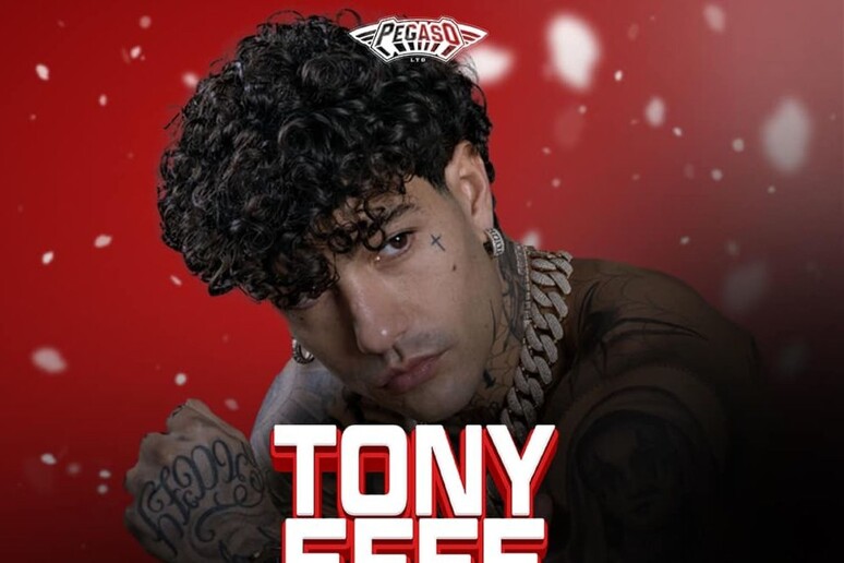 Tony Effe atteso stasera all'Aquila per un dj set