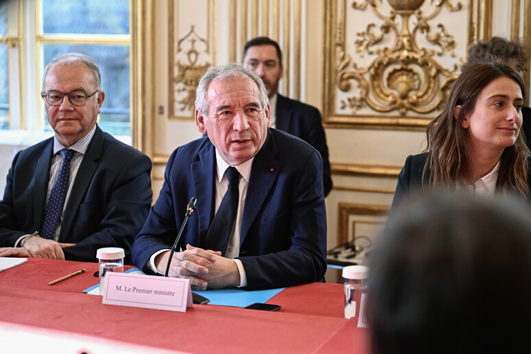 Colloqui tra Macron e Bayrou, 'ultimi aggiustamenti per governo'