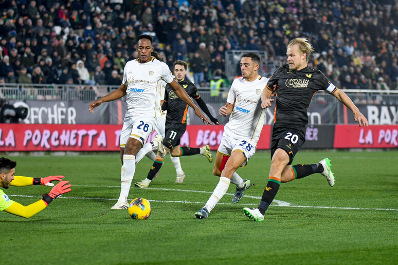 Serie A: Venezia batte Cagliari 2-1