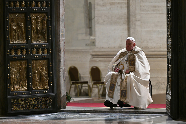 Il Papa apre la Porta Santa, dolore per le guerre - RIPRODUZIONE RISERVATA