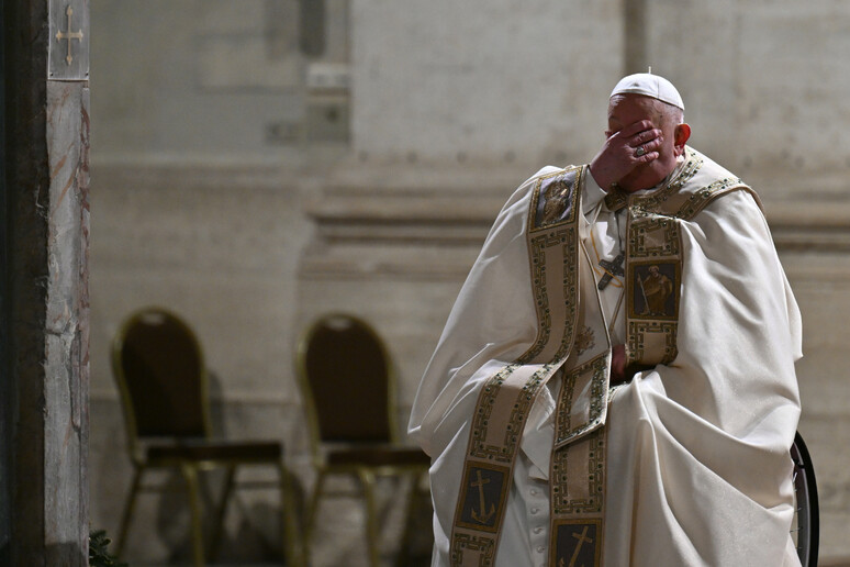 Il Papa apre la Porta Santa, dolore per le guerre - RIPRODUZIONE RISERVATA