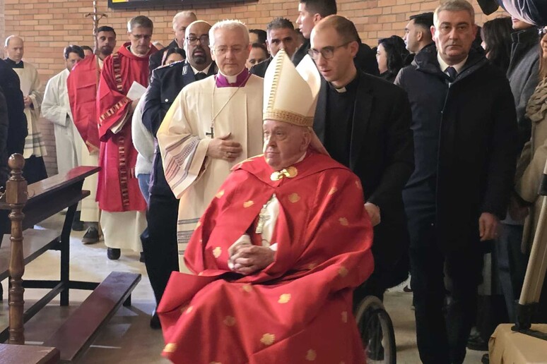 Il Papa ha aperto la Porta Santa al carcere di Rebibbia