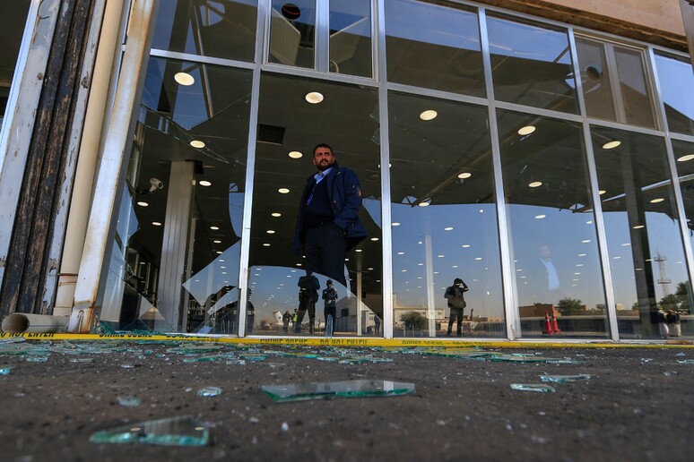 L 'aeroporto di Sanaa dopo l 'attacco israeliano © ANSA/AFP