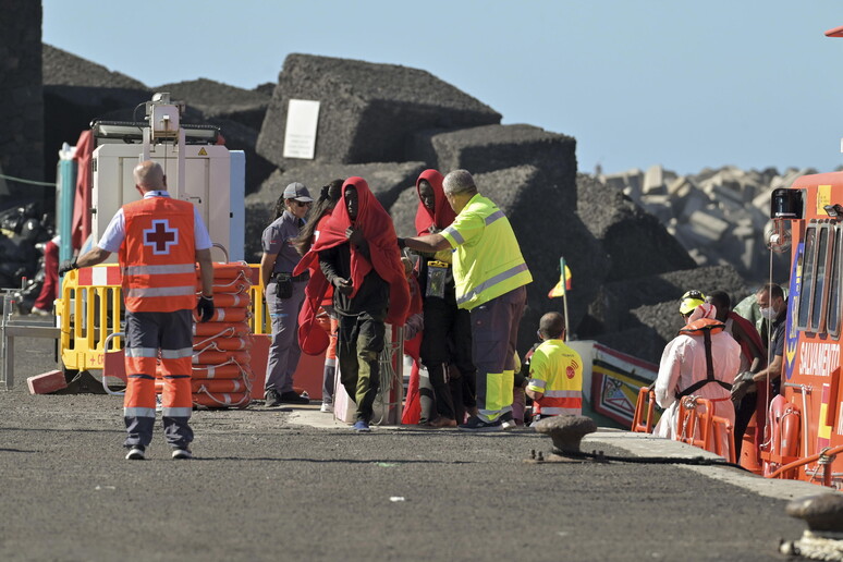 Ong, almeno 50 migranti morti in un naufragio alle Canarie