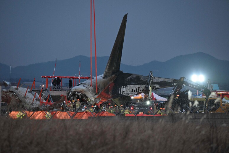 Aereo con 181 persone a bordo si schianta in Corea del Sud © ANSA/AFP