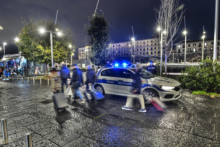 Agenti della Polizia Municipale sul luogo dove la donna è stata ferita - RIPRODUZIONE RISERVATA