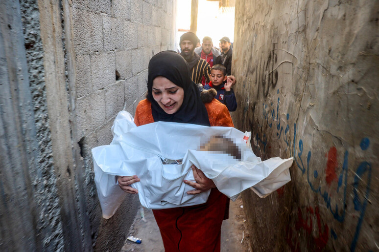 Gaza, bambini in fila per il pane uccisi dai raid