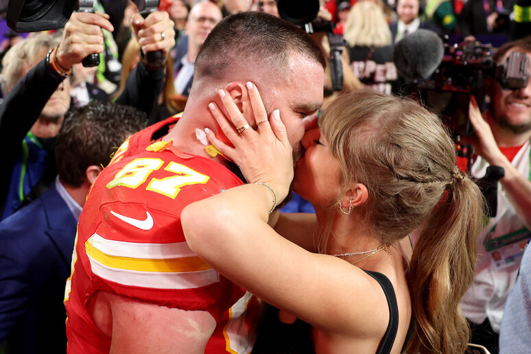 Super Bowl, Taylor Swift festeggia e bacia Travis Kelce © ANSA/Getty Images via AFP