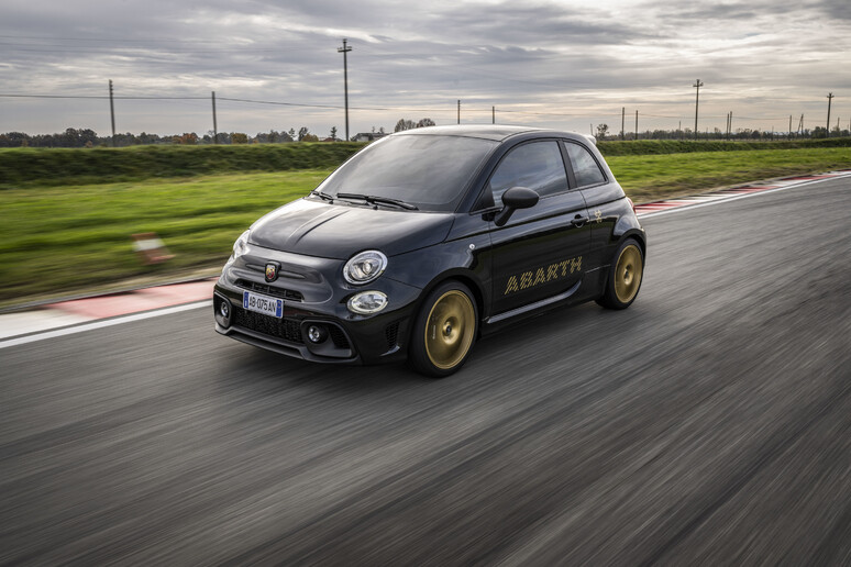 Abarth 695 75°Anniversario: sarà prodotta in 1368 esemplari -     RIPRODUZIONE RISERVATA