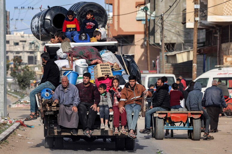 Una famiglia palestinese in fuga da Rafah © ANSA/AFP