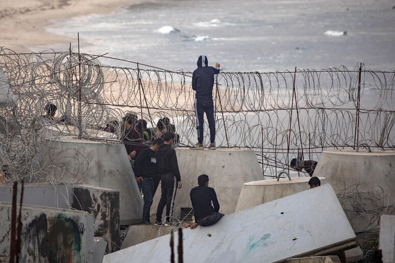 Gaza Palestinians near the border separating the Gaza Strip and Egypt in Rafah © ANSA/EPA