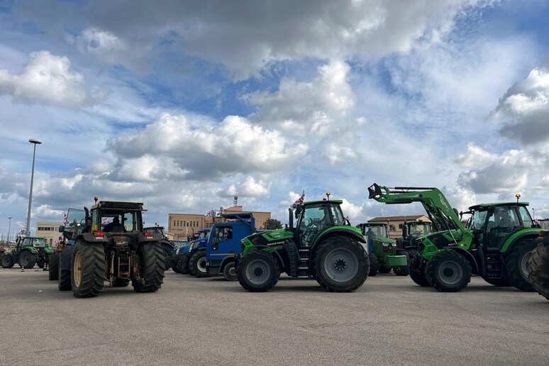 Trattori in marcia a Porto Torres, in Sardegna - RIPRODUZIONE RISERVATA